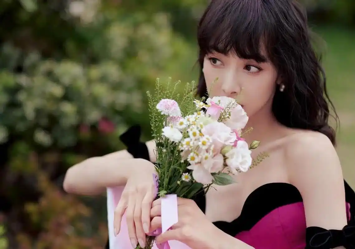 宋茜玫瑰粉裙 夏日生活打卡季 迷失在森林里的精灵