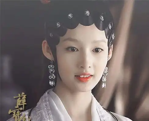 不管是《红楼梦》薛宝钗的滤镜,还是其本身的长相极具中国古典气质