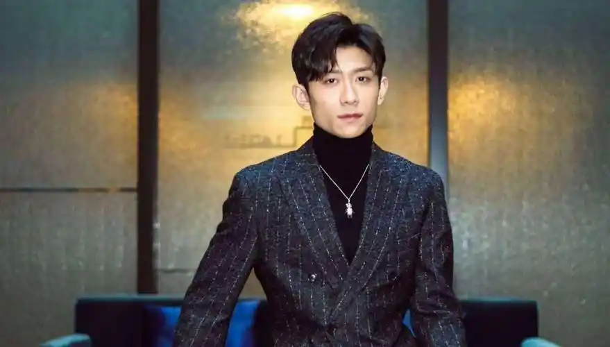 张一山还出演了《我的父亲我的兵》的付子龙,《春风十里,不如你》的