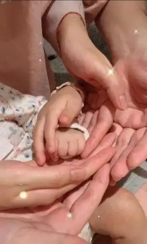 陈赫官宣二胎喜得女,拍一家四口合照