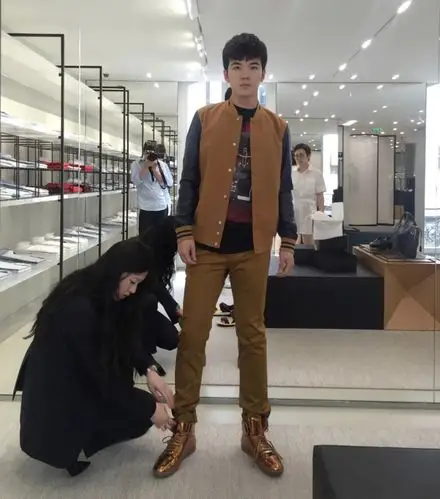 仝卓失控之前,早在戛纳和时装周都秀过一遍了