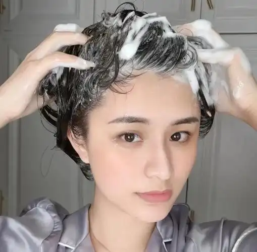 建议女人洗完头后,加上四个步骤,头发一梳到底,有光泽