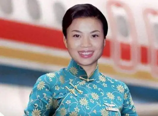 53岁歌唱家张也央视表演穿花旗袍身材丰腴裙子太长被搀扶下台