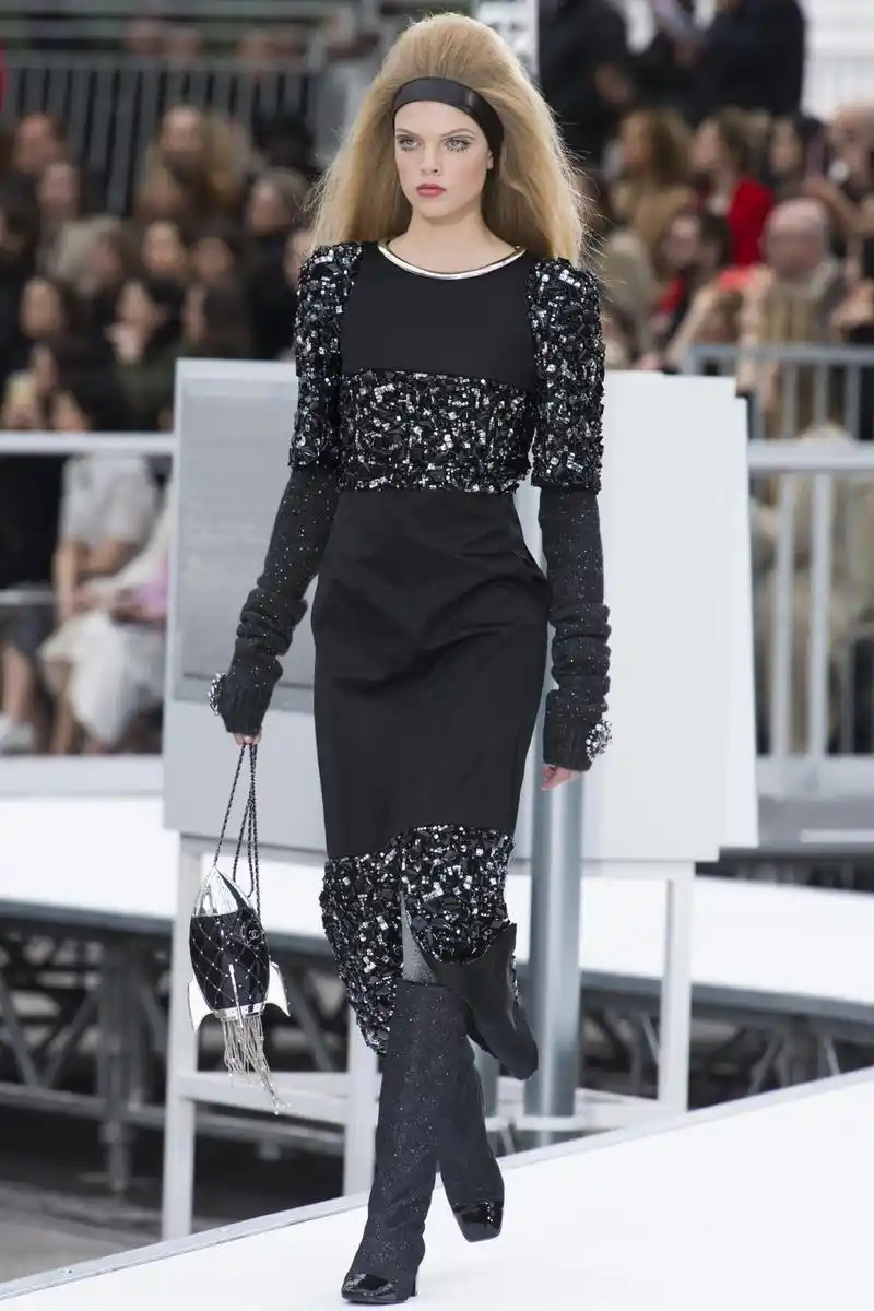 chanel来自外太空的裙子舞动就像时髦的迪斯科,颇受喜爱