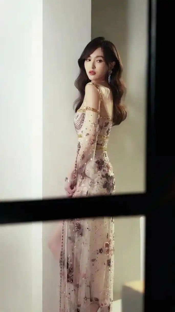 唐嫣紫色刺绣礼服优雅美丽,礼服上镶嵌的珠片使礼服更有层次感,展现出