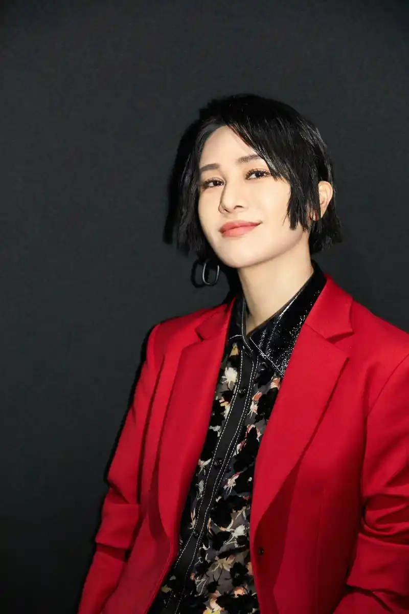 尚雯婕换发型如换脸,只是剪了lob头气场全开,演绎霸气女王风范