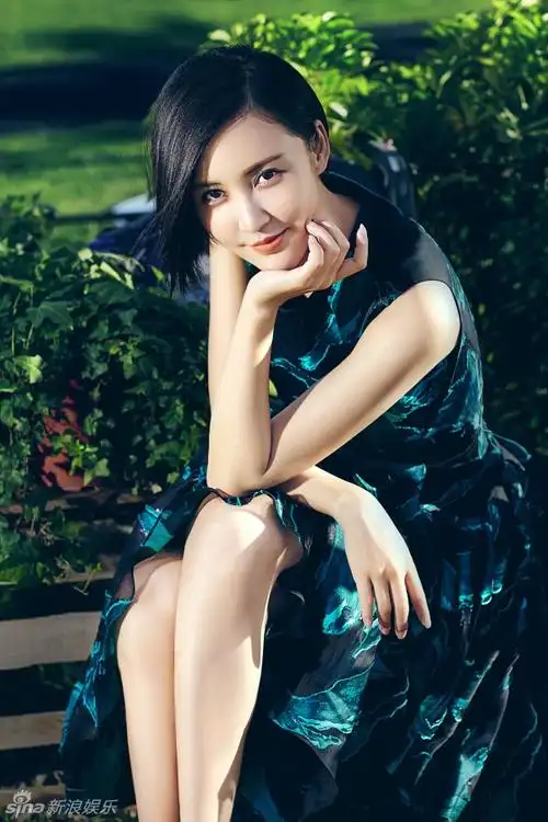 张歆艺秋季时尚大片曝光 穿唯美长裙露美长腿_明星写真_图集_电影网