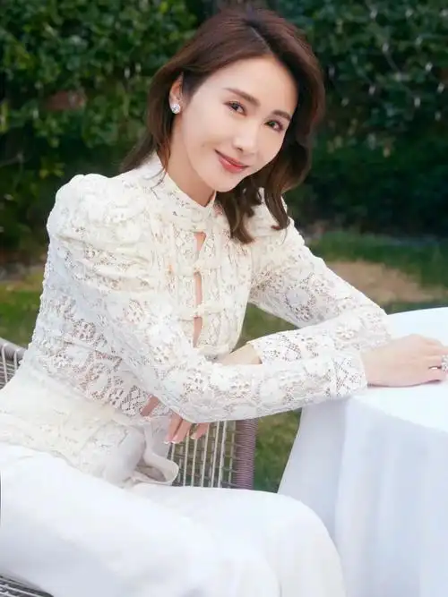 黎姿罕晒老公全家福:退圈15年,一代女神活成了这样?_腾讯新闻