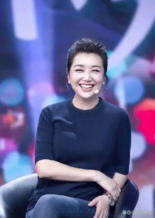 55岁江珊:发型时尚,妆容宜人,穿衣年轻,美成妈妈辈榜样