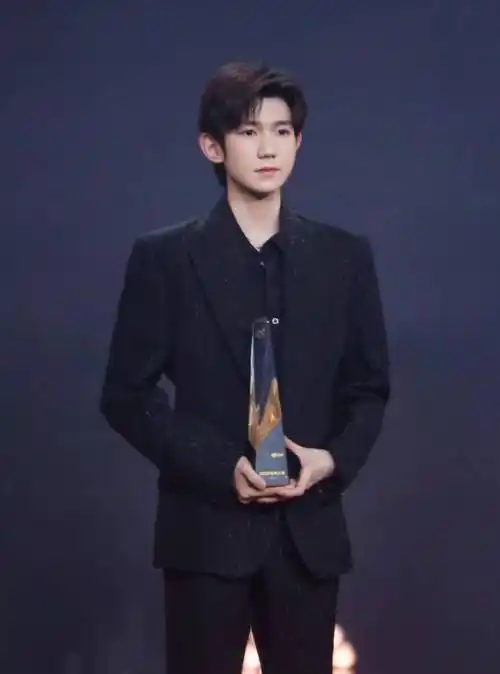 王源豪门贵公子即视感,黑色亮丝条纹西装太精致,女明星成背景板_手机