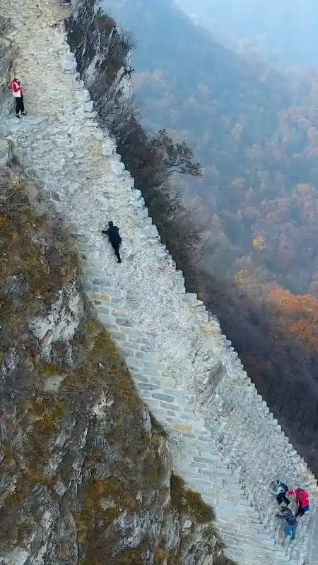"鹰飞倒仰"长城为万里长城里最惊险的一段,隔壁屏幕都感觉腿抖,能爬