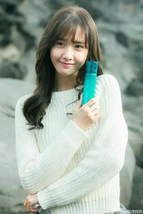 整个人看上去会清纯不少 允儿的刘海其实也不是太正宗的空气刘海 只是