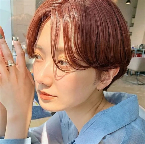 今年流行樱桃短发扁平头发型推荐