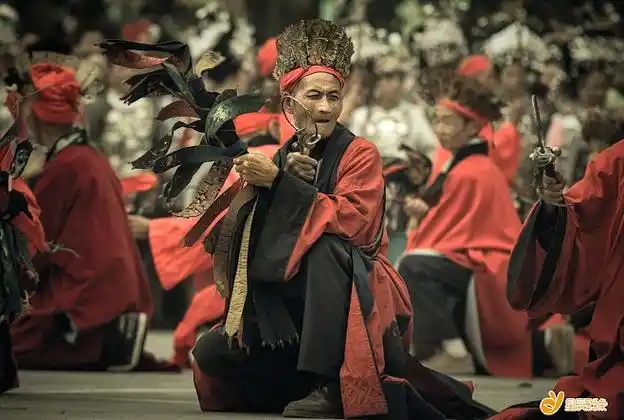 绺巾舞:苗族祭祀性舞蹈,以手拿的法器(绺.