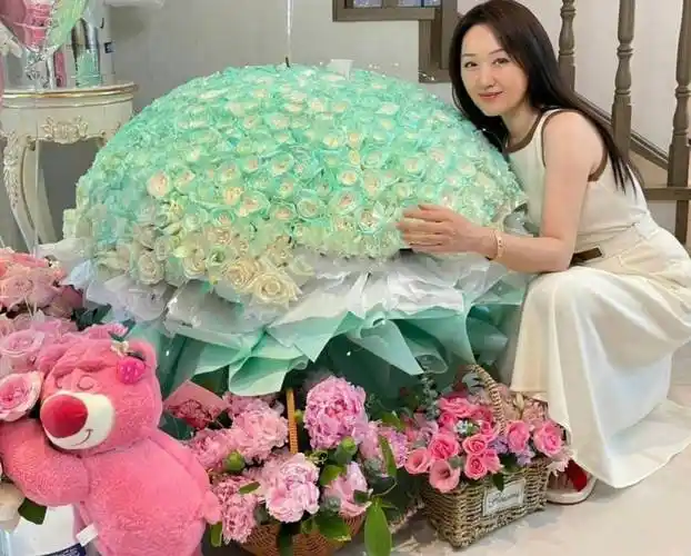 52岁杨钰莹晒豪宅自拍!