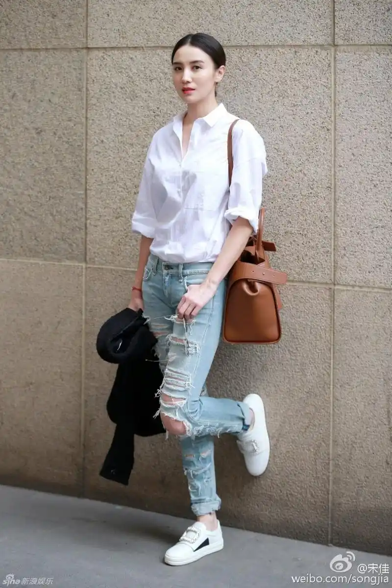 组图:宋佳破洞牛仔白腿性感 领口微开红唇美艳_高清图集_新浪网