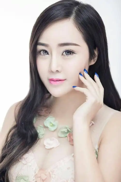 最后要说的这位土豪就是微商头子初瑞雪了,初瑞雪是以女土豪的身份