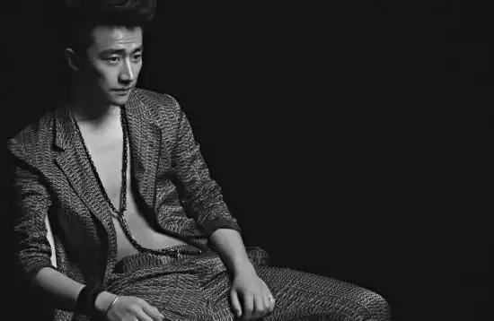 黄轩跟檀健次差点进一个男团,黄轩选择专注演戏后,成就更甚