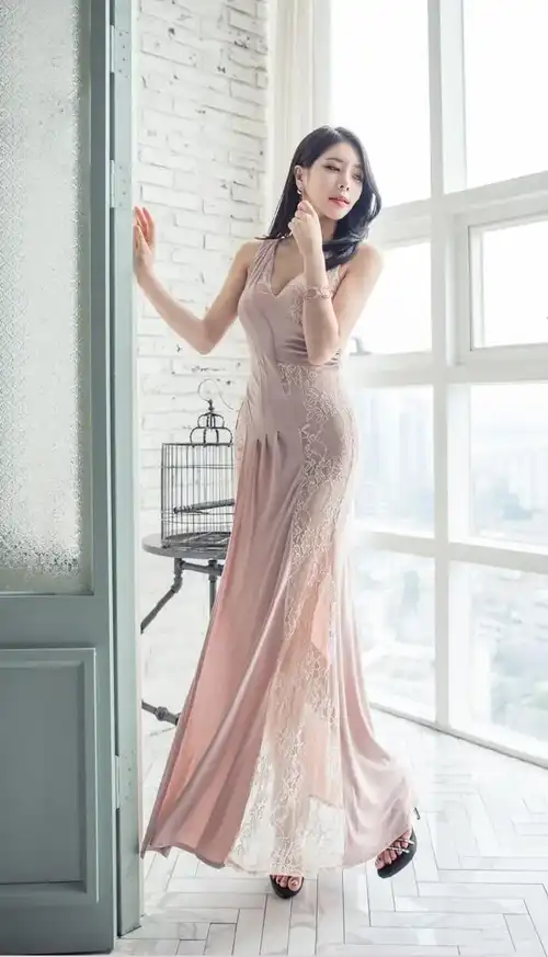 大长腿美女模特裸色性感长裙大胆诱惑写真