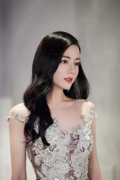 流苏裙#迪丽热巴@dear-迪丽热巴全新美图曝光,一袭银色流苏裙仙气翩翩