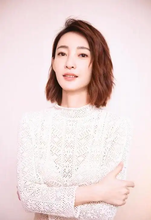 王丽坤新造型曝光齐肩短发搭配复古格子西装重现妖艳气息