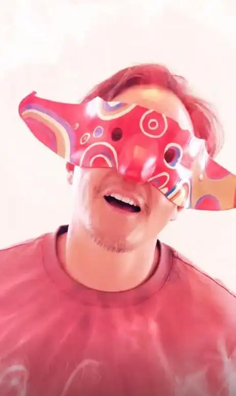 吴彦祖又戴上了面具 网友:阿祖收手吧 外面全是成龙