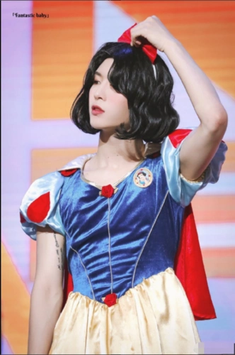 范丞丞"白雪公主"造型好绝,头戴红色蝴蝶结,与范冰冰有几分相似