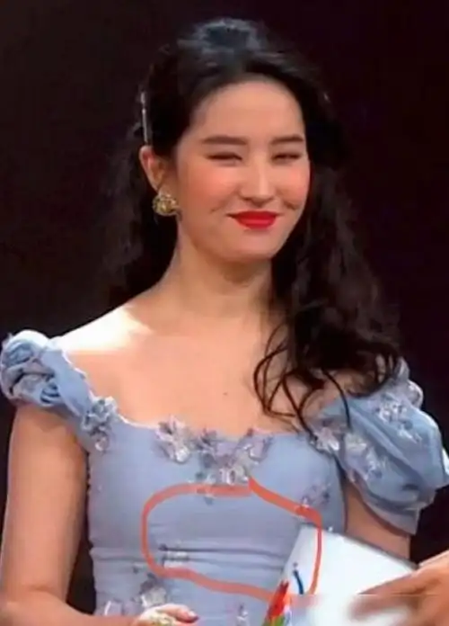 刘亦菲怎么胖成这样了?麒麟臂小肚腩礼裙绷不住,粉丝直呼快减肥