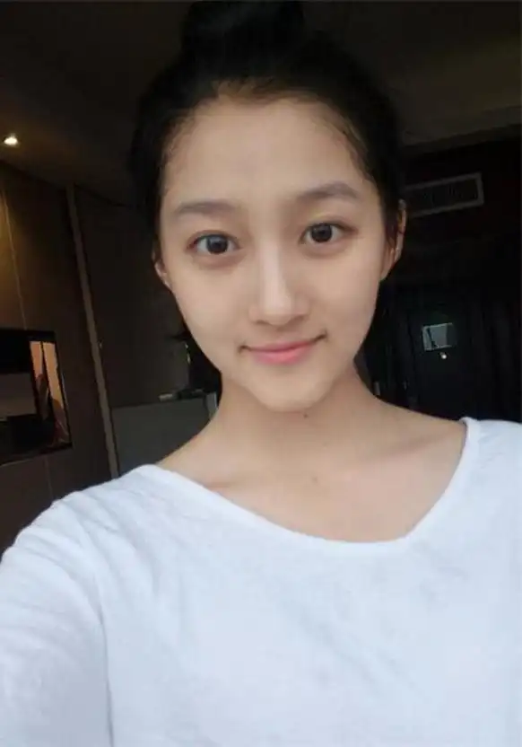 关晓彤素颜照被扒出,原来每天面对鹿晗的,是这样一个女孩!