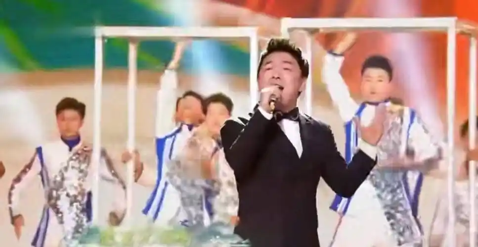 去客串音乐比赛,现场一首《爱与愁》惊艳四位导师,黄渤的唱功游刃有余