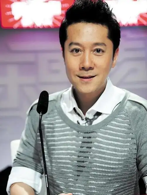 55岁蔡国庆晒二胎正脸照,5岁庆宝浓眉大眼像爸爸,比哥哥还帅气