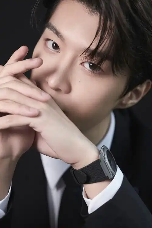 范丞丞湾区升明月主题写真曝光穿质感西装显挺拔身型