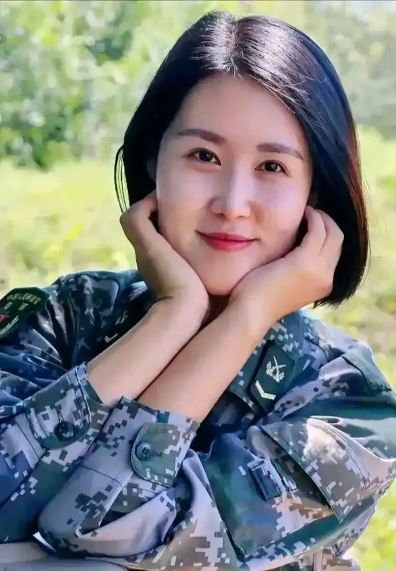 海军中士女兵,二期士官在军士序列中比较尴尬,如果能顺利套改三期