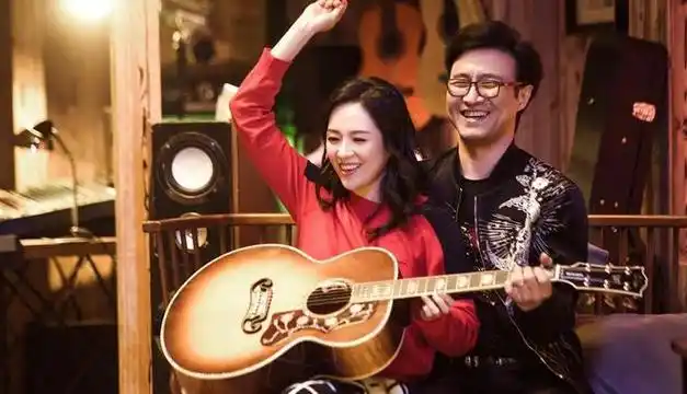 章子怡离婚后携儿女去日本游玩素颜就餐显疲惫汪峰女儿也同行