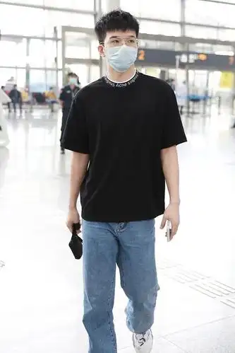 仝卓街拍:acne黑t恤搭配牛仔裤阳光帅气