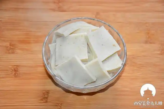 食材准备:鱼豆腐200克,杏鲍菇一根,青椒一根,胡萝卜半根,蒜,小葱;鱼