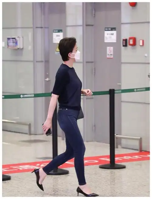 这次现身机场街拍,杨澜身穿深蓝色短袖t恤搭配紧身牛仔裤,全身的基础