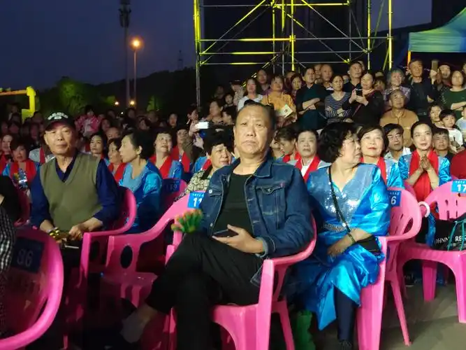 台下观众有序看节目