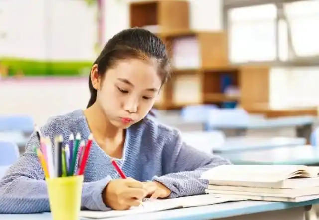 小学生不写作业想放羊,宝妈霸气实现她的愿望,小姑娘却崩溃哭了