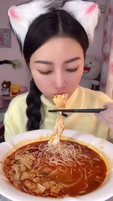 美女吃螺蛳粉,吃起来小心翼翼,用的粉色的勺子