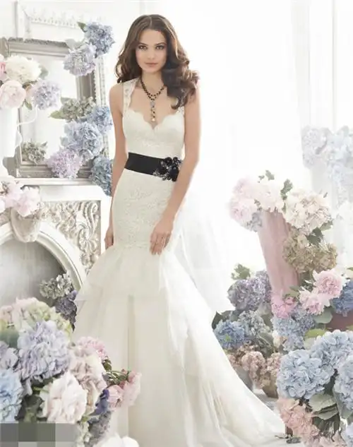 昆凌教你拍婚纱照 在花丛中变身美娇娘