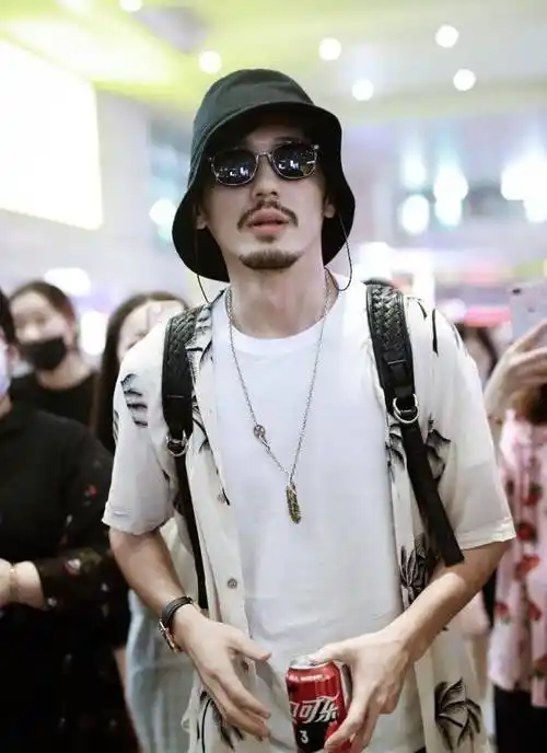 恭喜白宇喜提高富帅,颜值全靠胡子撑,网友:家里有矿就是任性!