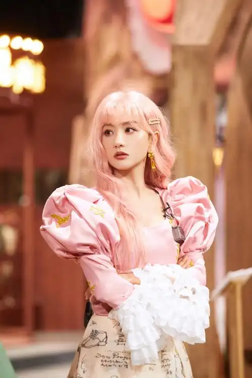 杨蓉超话「蓉匠」#大侦探#捉到了一个从橱窗里跑出来的洋娃娃@杨蓉