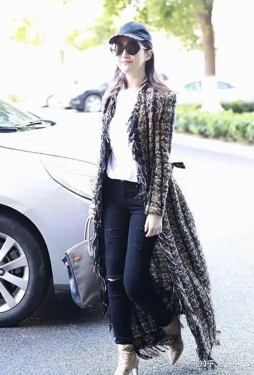 刘亦菲尺度也放开了穿薄纱连衣裙领口开到腰真不怕走光