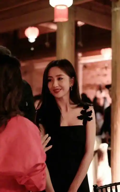 原创佟丽娅40岁美到认不出皮肤白皙腰部纤细胸前镂空一块太性感