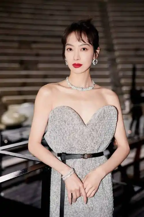 宋茜身穿灰色抹胸长裙大秀玉背!肤白貌美太性感冷艳 - 八卦 - 搜娱网