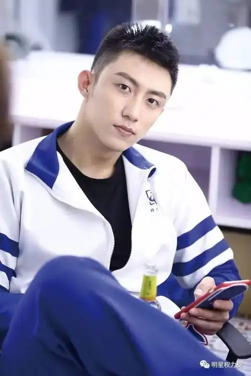 《上瘾》中 黄景瑜的经典造型,就是学生时代的寸头啊!看着特别精神