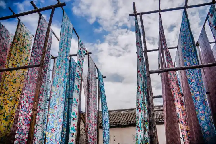 作坊街上的永顺染坊,让我们看到了中国古老的染织工艺.