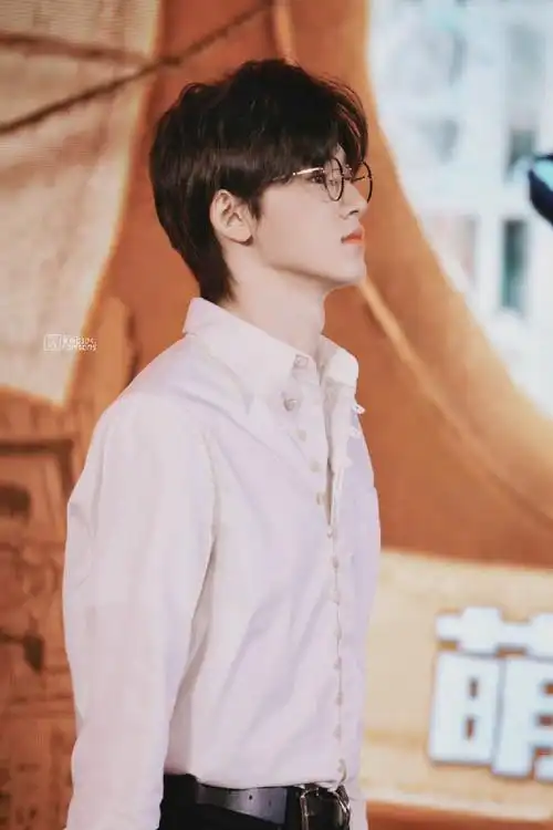 好喜欢看宋亚轩戴眼镜 太苏了适配度简直百分百 是行走的种草机@时代