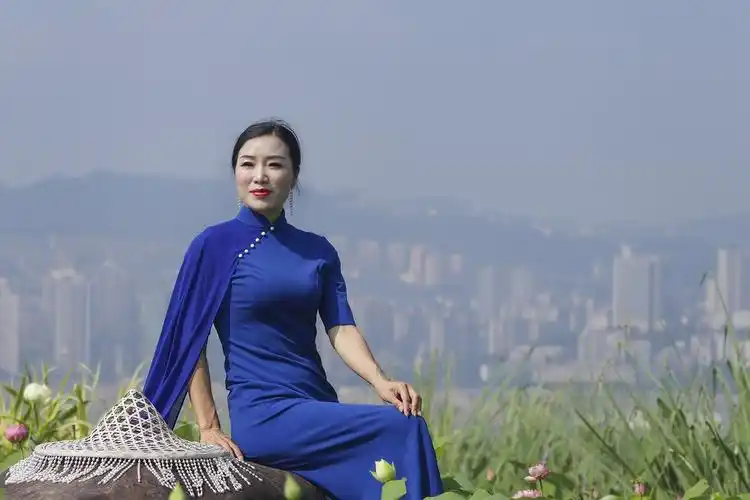 荷花背景旗袍人像-中关村在线摄影论坛